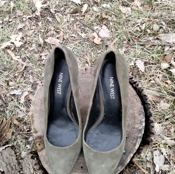 ⬇️ Price Drop!⬇️ Nine West Pumps in size 8M - Picture 2 of 6